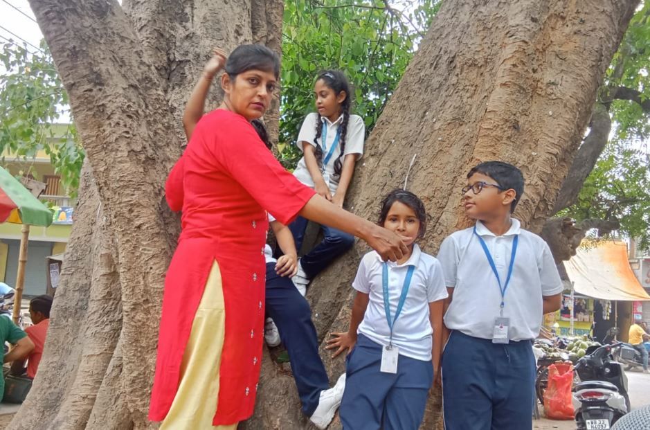 মেদিনীপুর শহরের বিদ্যাসাগর শিশু নিকেতন সামনে একটি ৬০ বছরের বেশি অশ্বত্থ গাছ  কাটার  প্রতিরোধ!