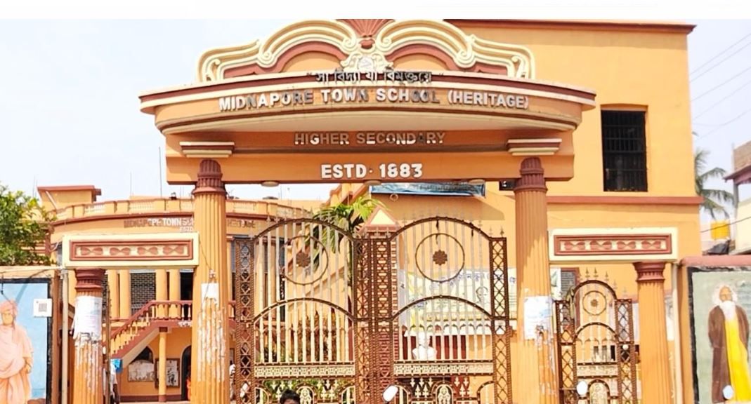 এসএসসি মামলায় সুপ্রিম কোর্টের রায়ের মেদিনীপুর টাউন স্কুলের দুই শিক্ষকের চাকরি গেল!