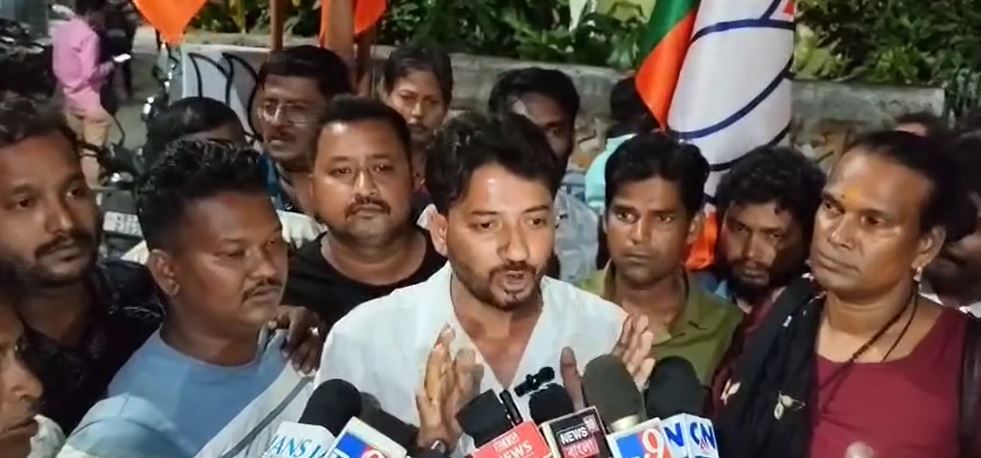 মেদিনীপুর শহরের সিপাইবাজারে বিক্ষোভ বিজেপি দিলীপ ঘোষকে নিয়ে!