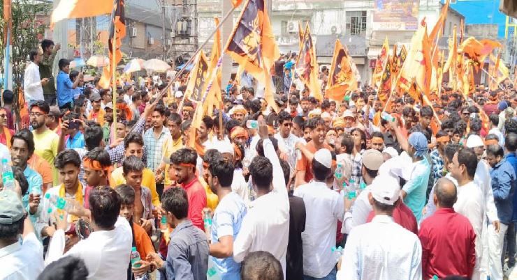 রামনবমীর মিছিলে ঠাণ্ডা জল বিতরণ  করলো মুসলিম সম্প্রদায়ের লোকেরা!