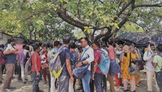 মঙ্গলবার বেলা ১২টা নাগাদ মেদিনীপুরে ডিআই অফিসে তালা ঝোলালেন চাকরিহারারা শিক্ষক-শিক্ষিকারা!