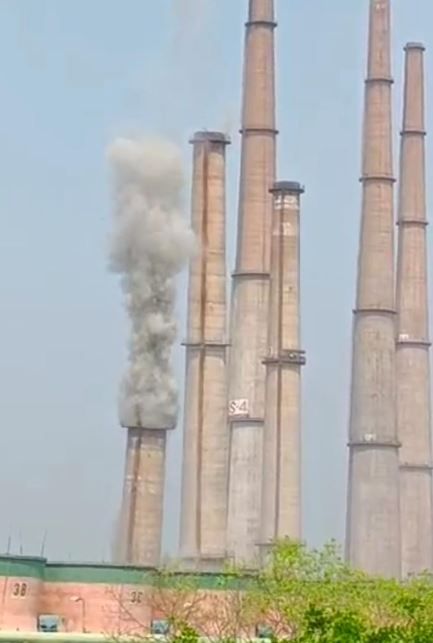 ভয়াবহ প্রাণঘাতী দূষণের দায়ে অবশেষে কোলাঘাট তাপবিদ্যুৎকেন্দ্রের প্রথম দফার ১ ও ২ নম্বর ইউনিটের রবিবার চিমনি ভাঙা হল!