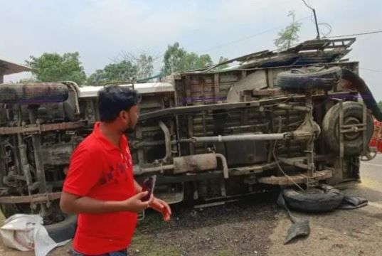 সবং থানার  বড়চাহারা এলাকায় টায়ার ফেটে উল্টে গেল চাল বোঝাই ট্রাক!