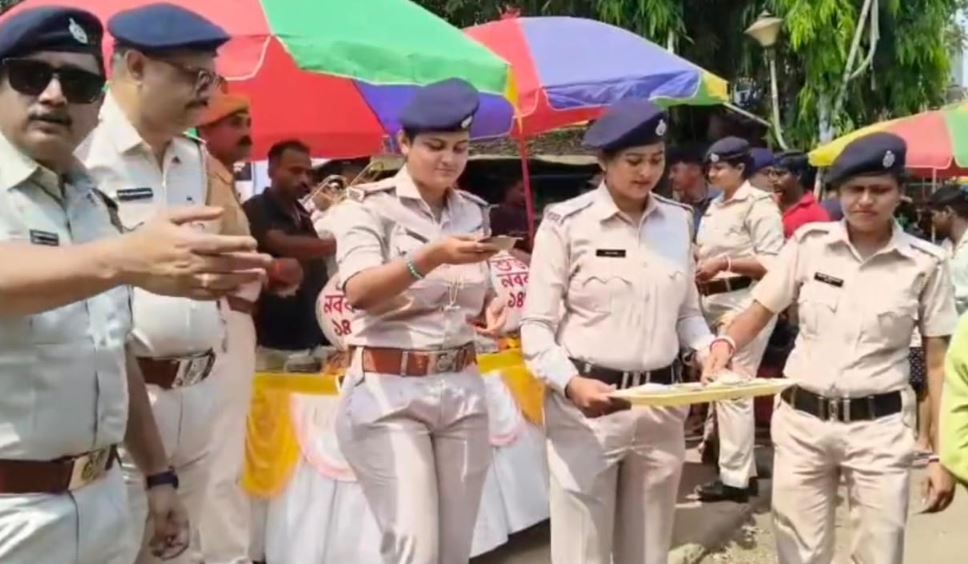 পশ্চিম মেদিনীপুর জেলা পুলিশের উদ্যোগে মিষ্টির হাঁড়ি নিয়ে অন্যভাবে বাংলা নববর্ষ উদযাপন!