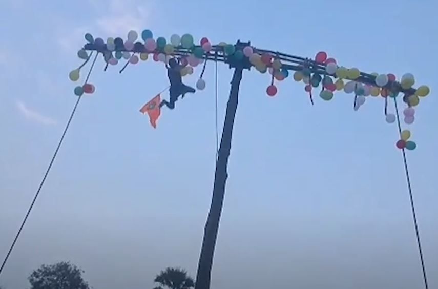 বাঁকুড়ার সোনামুখী ব্লকের নিত্যানন্দপুর গ্রামে চড়ক থেকে পড়ে গুরুতর জখম হলেন এক ভক্ত!