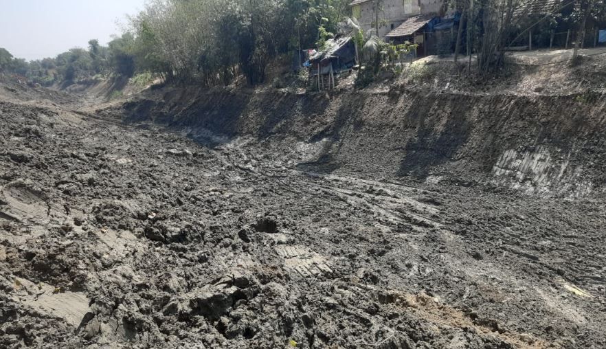 খাল সংস্কারের বিশাল পরিমাণ মাটি নির্দিষ্ট দামে ঠিকমত বিক্রি না হওয়ায় আগামী বর্ষার পূর্বে সোয়াদিঘী খালের পূর্ণাঙ্গ সংস্কার নিয়ে প্রশ্ন!