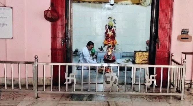 দুর্গাপুরের বিধাননগরের ডিডিএ মার্কেট সংলগ্ন কালীবাড়িতে মন্দিরের দরজা ভেঙে চুরির অভিযোগ!