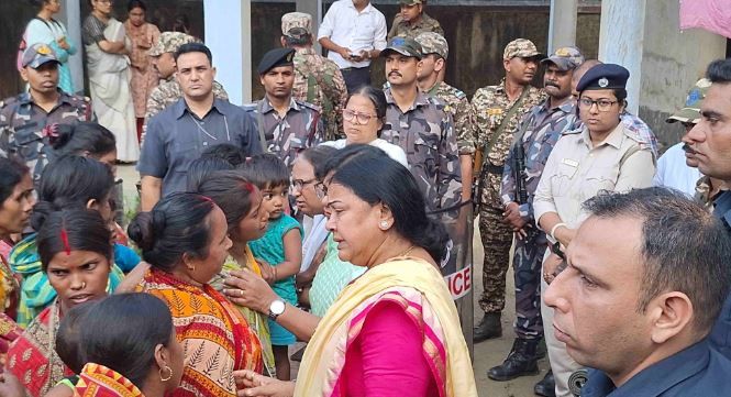 শনিবার জাতীয় মহিলা কমিশনের সামনে হাউহাউ করে কাঁদলেন হিন্দু মহিলারা!