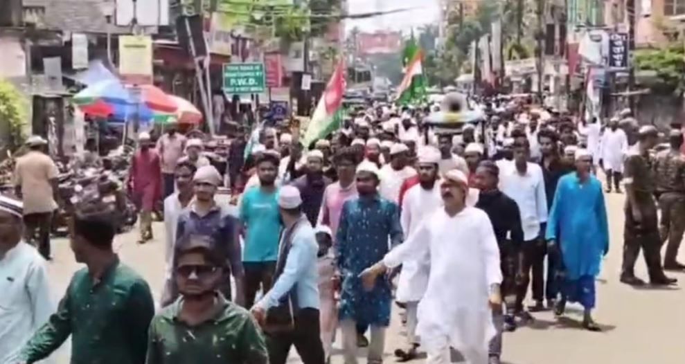 ওয়াকফ আইন প্রত্যাহারের দাবিতে মেদিনীপুরের শহরের কালেক্টরেটে বিক্ষোভ সমাবেশ!