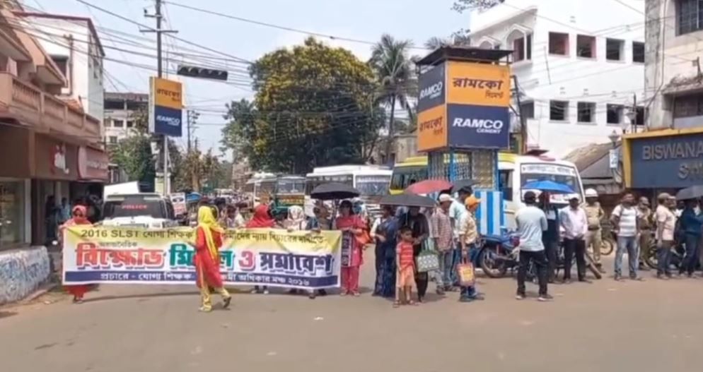 শনিবার আবারো রাস্তায় নেমে আন্দোলন করল চাকরিহারা শিক্ষকেরা!