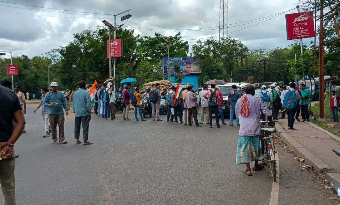শিক্ষকদের উপর পুলিশি নির্যাতনে প্রতিবাদে শিক্ষকরা  রাস্তা অবরোধ মেদিনীপুর খড়গপুর চৌরঙ্গীতে!