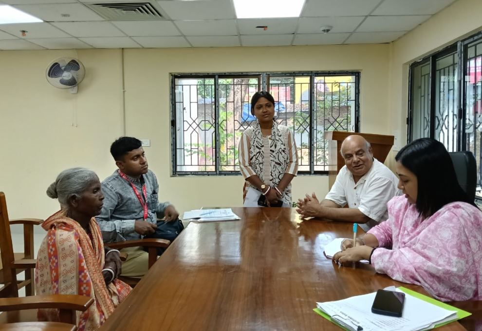 পোস্ট অফিসে টাকা রেখে হায়রানির স্বীকার বৃদ্ধা , ঝাড়গ্রাম জেলা আইনি পরিষেবা কর্তৃপক্ষের হস্তক্ষেপে মৃত ছেলের টাকা পেলেন মা!