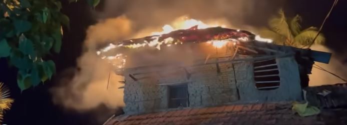 বিয়েবাড়ির আতশবাজি থেকে আগুনে পুড়ে ছাই হয়ে গেল ঘাটাল  দাসপুর ব্লকের বাসুদেবপুর গ্রামে একটি মাটির বাড়ি!