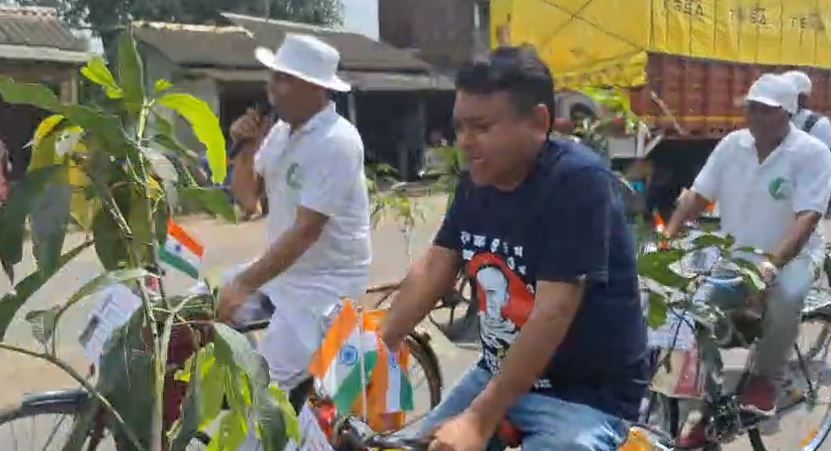 কোলাঘাট থেকে সাইকেল চালিয়ে পরিবেশ বার্তা দিলেন ঘাটালের মহকুমা শাসক সুমন বিশ্বাস!
