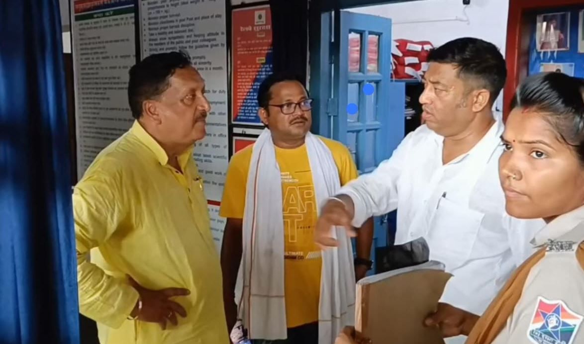 রেলওয়ের কর্তৃপক্ষকে  ডেপুটেশন জমা দিলেন মেদিনীপুর পৌরসভার পৌর প্রধান!