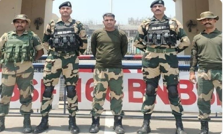পাকিস্তানের হেফাজত থেকে মুক্তি  বিএসএফ জওয়ান পূর্ণম কুমার সাউ!