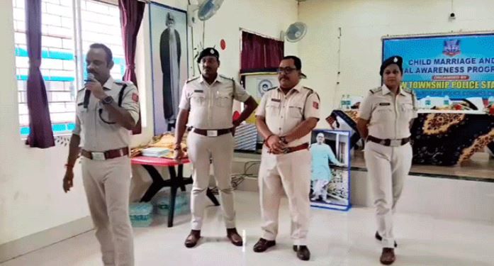 দুর্গাপুরের জেমুয়া ভাদুবালা উচ্চ বিদ্যালয়ের স্কুলের ক্লাস রুমে পড়ুয়াদের সাথে বসে অভিভাবকরা আর ক্লাস নিচ্ছেন পুলিশ আধিকারিকরা!