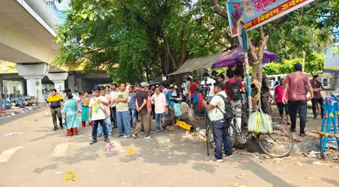 শুক্রবার সকাল থেকে নতুন করে বিকাশ ভবনের সামনে উত্তেজনা দেখা দিয়েছে!