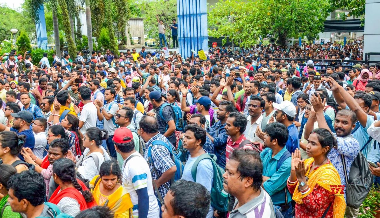 পুলিশ ও তৃণমূলের ঠ্যাঙ্গাড়ে বাহিনীর নৃশংস আক্রমণে রাজপথে রক্তাক্ত শিক্ষকেরা!