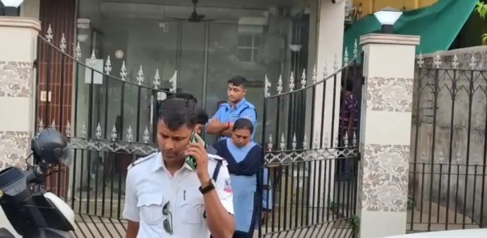 দুর্গাপুরে রাতের অন্ধকারে বাড়ির মধ্যে চলছে অসামাজিক কাজকর্ম!