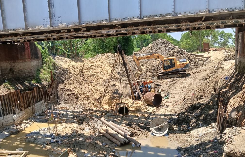 সোয়াদিঘী খালের কিশোরচকে রেল ব্রীজ নির্মাণকে কেন্দ্র করে জলনিকাশী অবরুদ্ধ হওয়ার সম্ভাবনা!