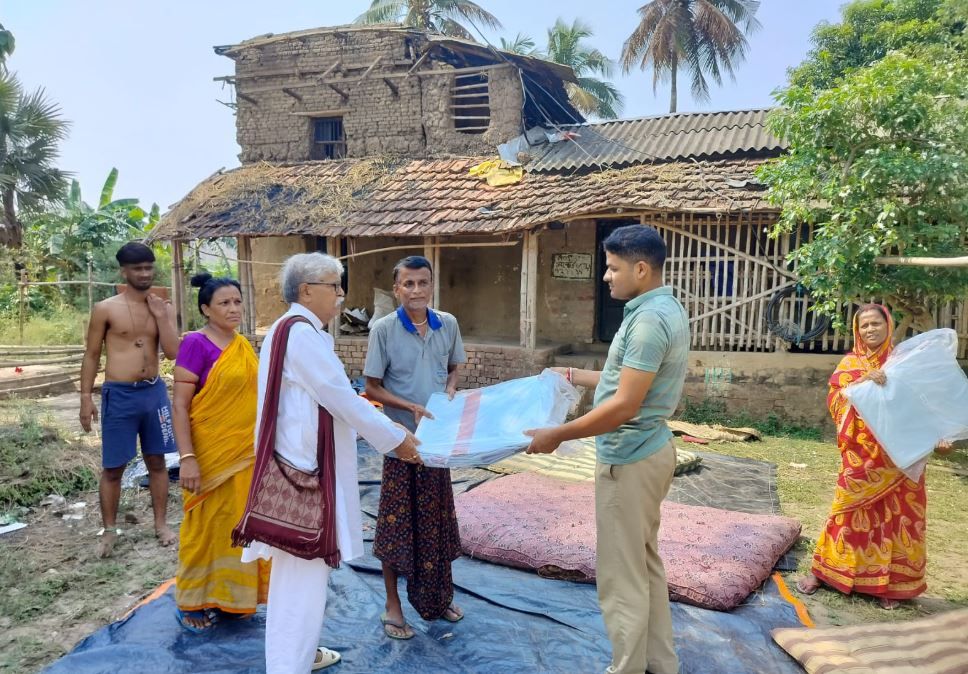 পশ্চিম মেদিনীপুর জেলার  ঘাটাল বাসুদেবপুর গ্রামে বাড়ি আগুনে পুড়ে ছাই হয়ে যায়,সাহায্যের হাত বাড়িয়ে দিল ঘাটাল শাখার ভারতীয় রেডক্রশ সোসাইটি!