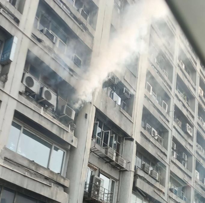 কলকাতার বেকবাগানে এজিসি বোস রোডের মিন্টো পার্ক এলাকায় একটি বহুতলের পাঁচ তলায় আগুন!