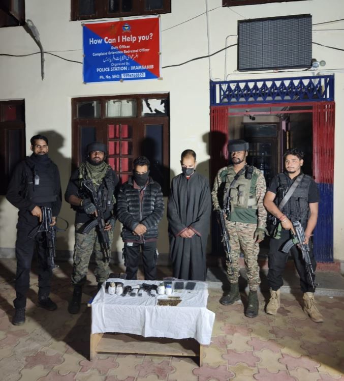 কাশ্মীরের শোপিয়ান থেকে জঙ্গিদের সহায়তাকারি ২ জনকে গ্রেফতার!