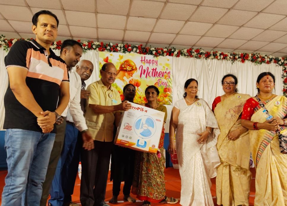 খড়্গপুরের সেক্রেট হার্ট চার্চের সভাগৃহে মা দিবস (Mother Day) পালন করা হলো!