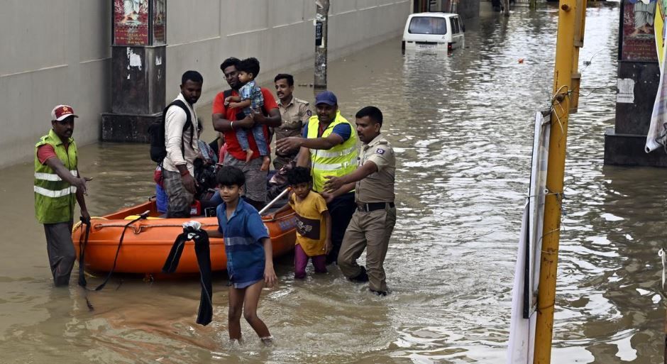 টানা বৃষ্টিতে নাজেহাল বেঙ্গালুরু!