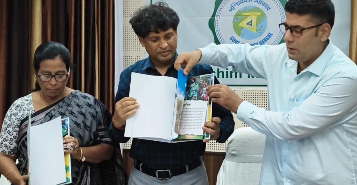 জেলার স্বাস্থ্য, উন্নয়ন এবং লোক সংস্কৃতি বিষয়ে তিনটি পুস্তিকা প্রকাশ করলো পশ্চিম মেদিনীপুর জেলা প্রশাসন দপ্তর!