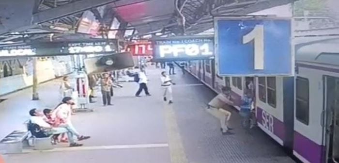 মেদিনীপুর স্টেশনে চলন্ত ট্রেনে পড়ে যাওয়া যাত্রীকে মৃত্যুর মুখ থেকে উদ্ধার করল রেল RPF!