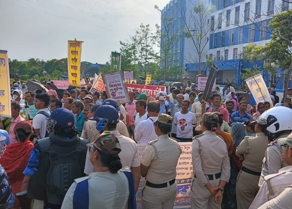 বর্ষার পূর্বে কেলেঘাই নদী ও সোয়াদিঘী সহ বিভিন্ন নিকাশী খাল সংস্কারের গতিবৃদ্ধি এবং ভেঙে যাওয়া কাঁসাইয়ের নদীবাঁধ শক্তপোক্তভাবে নির্মাণের দাবীতে পূর্ব মেদিনীপুর জেলা শাসক দপ্তরে বিক্ষোভ-ডেপুটেশন!