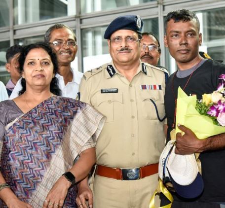 এভারেস্টের শীর্ষে রাজ্য পুলিশের কনস্টেবল লক্ষ্মীকান্ত মণ্ডল দুর্গম মাউন্ট এভারেস্ট জয় করে ফিরে এলেন!