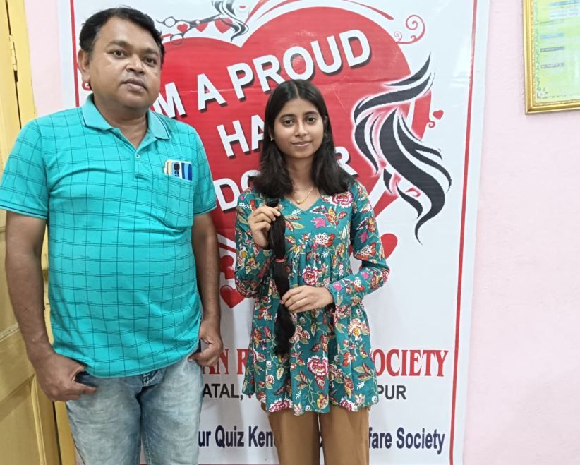 ক্যান্সার রোগীদের জন্য চুলদান করলো ঘাটাল যোগোদা  বিদ্যাপীঠের দ্বাদশ শ্রেণীর ছাত্রী!