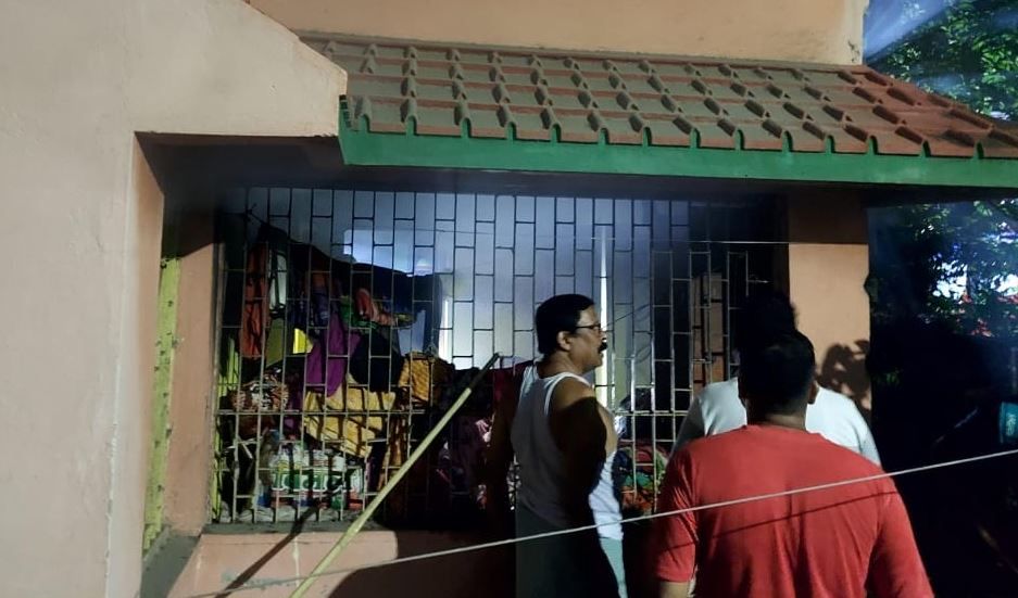 মেদিনীপুর শহরে ঌ নম্বর ওয়ার্ডের রামকৃষ্ণ নগরের এক  বাড়িতে হঠাৎ করেই আগুন!