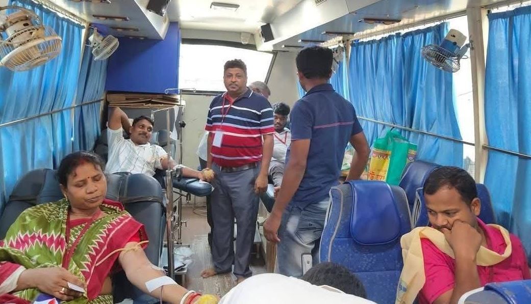 গোপীবল্লভপুর ব্যবসায়ী সমিতির উদ্যোগে রক্তদান শিবির!