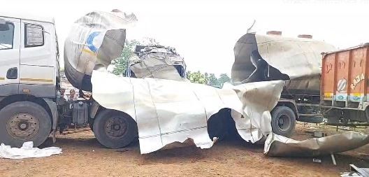 পশ্চিম মেদিনীপুর জেলার ডেবরায় ১৬ নম্বর জাতীয় সড়কের  গ্যাস সিলিন্ডার বোঝাই একটি ট্যাঙ্কার বিস্ফোরণ!