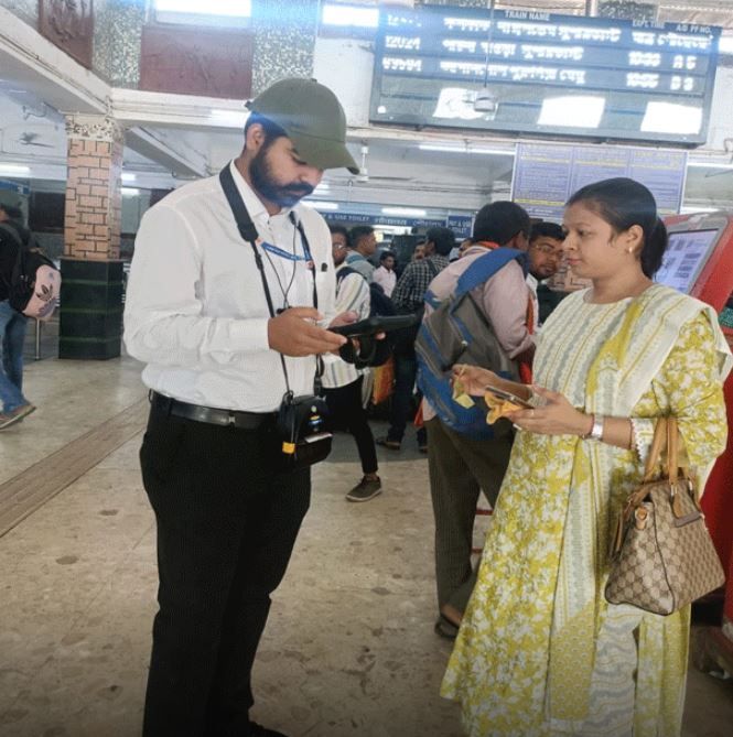 যাত্রী সুবিধা বৃদ্ধির লক্ষ্যে আসানসোল স্টেশনে “মোবাইল আনরিজার্ভড টিকিটিং সিস্টেম” চালু করল পূর্ব রেলের আসানসোল ডিভিশন!
