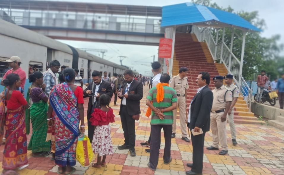 খড়গপুর রেলওয়ে টিকিট চেকিং এবং ডিজিটাল টিকিটের সচেতনতা অভিযান!