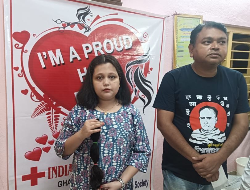 ক্যান্সার রোগীদের জন্য চুলদান করলো শিক্ষার্থী তমালিকা চক্রবর্তী!