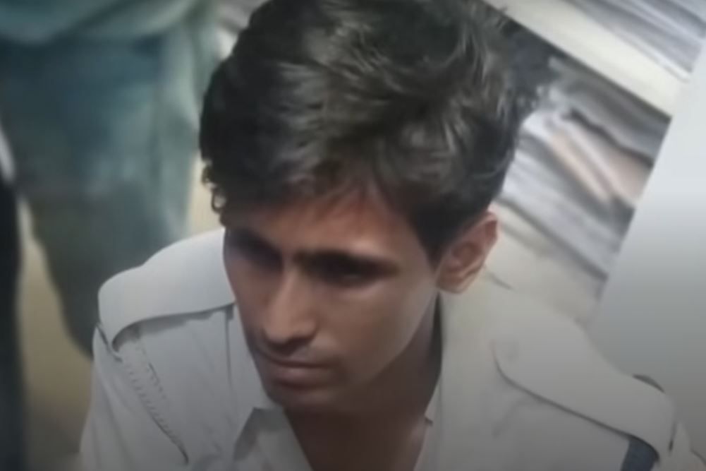 পুলিশের কনস্টেবলের পোশাক চুরি করে নিজেকে পুলিশ পরিচয় দিয়ে তোলাবাজি!