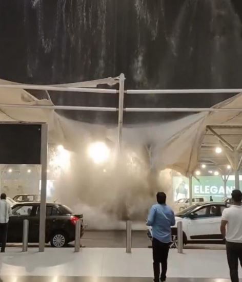 দিল্লি বিমানবন্দরের জলের চাপে বেলুনের মতো ফুলে গিয়ে ফেটে পড়ল ছাউনির মাথাটি!