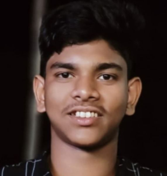 দারিদ্র্যকে দূরে ঠেলে মাধ্যমিকে নজরকাড়া ফল করলো রাজমিস্ত্রির ছেলে!