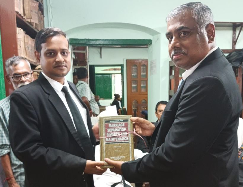 নবাগত আইনজীবীদের আইনের বই প্রদান!