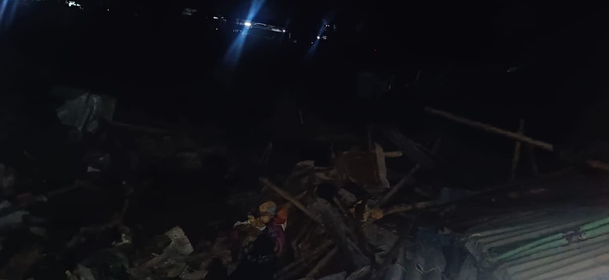 মেদিনীপুর রেল স্টেশনকে অমৃত ভারত প্রকল্প জন্য স্টেশন সংলগ্ন ভূইয়া পাড়াতে কিছু বাড়ি উচ্ছেদ করেছে রেলওয়ে!