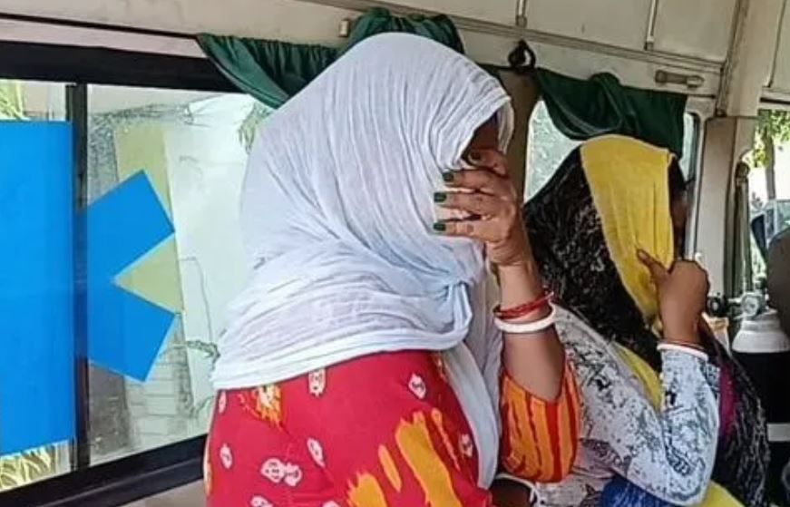 বাঁকুড়া শহরে সমীক্ষা করতে গিয়ে এবার পুলিশের হাতে ধরা পড়ল সমীক্ষক দলের দুই মহিলা–সহ পাঁচজন সদস্য!