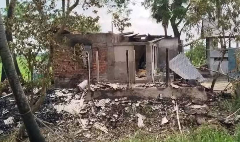 বাংলাদেশে পুড়িয়ে দেওয়া হল হিন্দু গ্রাম!
