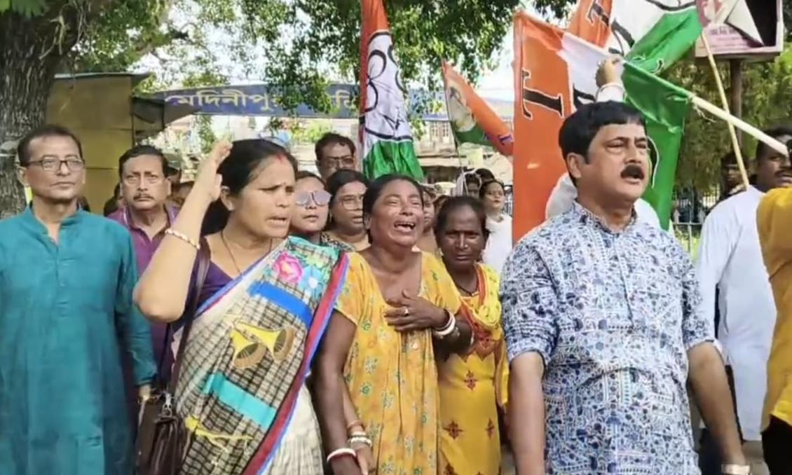মেদিনীপুর স্টেশন সংলগ্ন রেলের উচ্ছেদের প্রতিবাদে এবার মেদিনীপুর স্টেশন ও রাস্তায় নেমে প্রতিবাদ আন্দোলন!