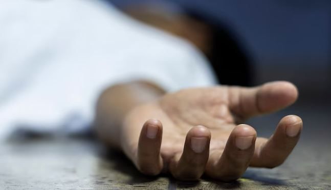 ফুটবল খেলতে গিয়ে গোল পোস্ট ভেঙে মৃত্যু হয় সাত বছরের ছেলের!